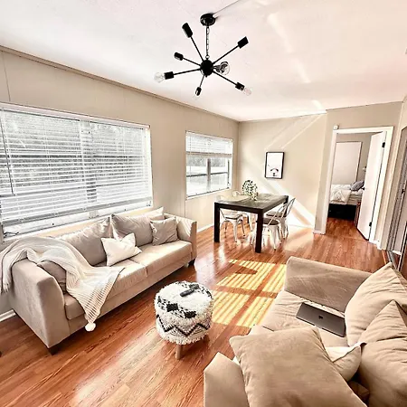 Lakefront Oasis 3 Bedroom Pool Side Retreat